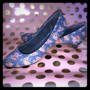 Sweet floral Union Bay kitten heels